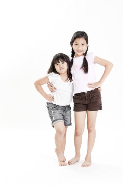 Birbirimizi oynayan küçük bir kız portresi