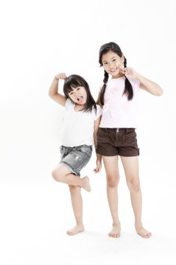 Birbirimizi oynayan küçük bir kız portresi