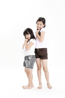 Birbirimizi oynayan küçük bir kız portresi