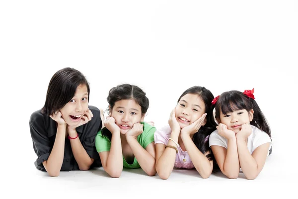 Група маленьких азіатських дівчат, що лежать на підлозі ізольовані на білому — стокове фото