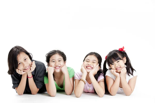 Groupe de petites filles asiatiques couché sur le sol isolé sur blanc — Photo