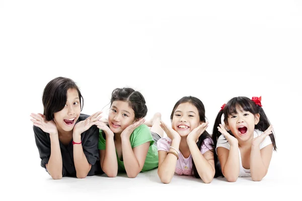 Groupe de petites filles asiatiques couché sur le sol isolé sur blanc — Photo