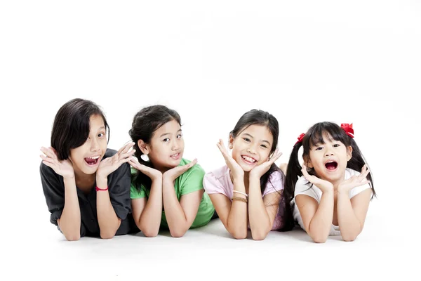 Gruppo di piccole ragazze asiatiche sdraiate sul pavimento isolate sul bianco — Foto Stock