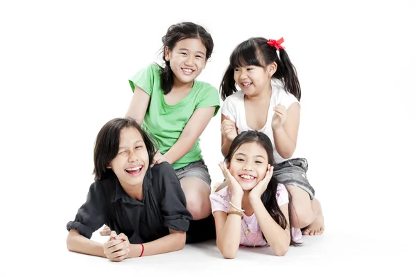 Gruppo di piccole ragazze asiatiche che giocano — Foto Stock