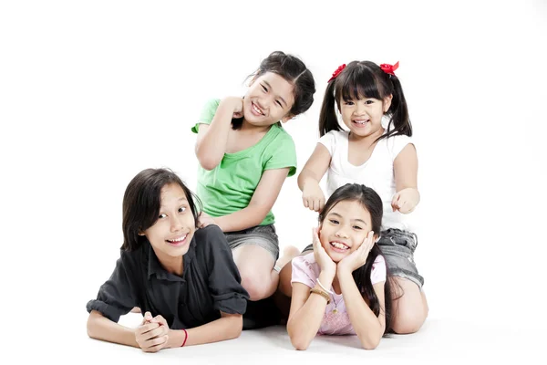 Группа маленьких азиатских девочек, играющих — стоковое фото
