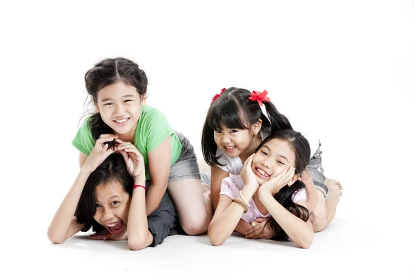 Groupe de petites filles asiatiques jouant — Photo