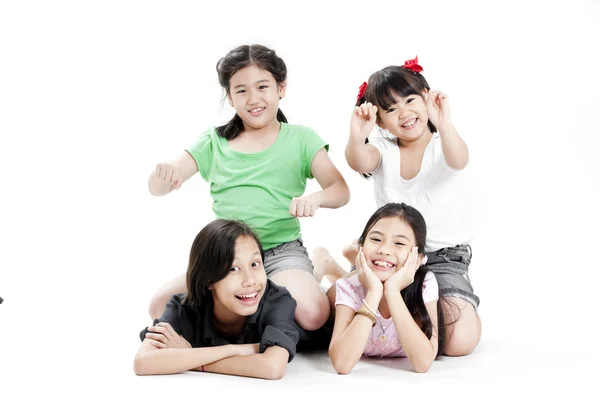 Groupe de petites filles asiatiques jouant — Photo