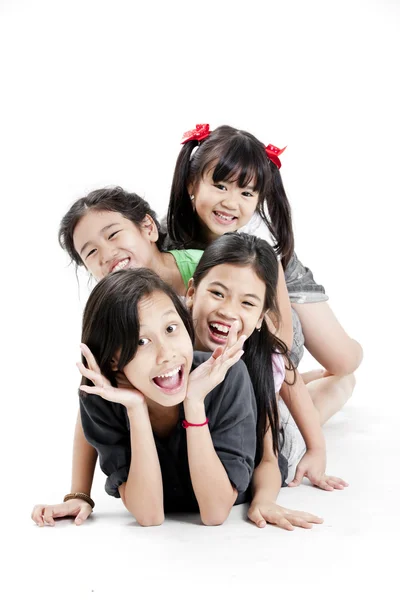 Gruppo di piccole ragazze asiatiche che giocano — Foto Stock