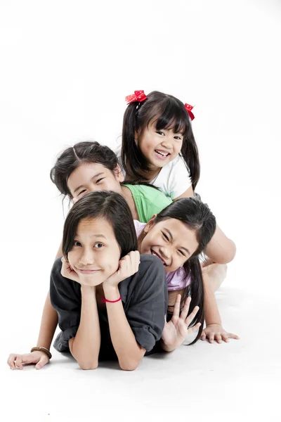 Gruppo di piccole ragazze asiatiche che giocano — Foto Stock