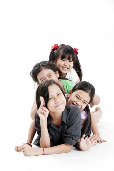 Groupe de petites filles asiatiques jouant — Photo