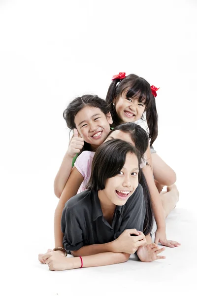 Gruppo di piccole ragazze asiatiche che giocano — Foto Stock