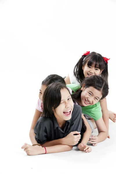 Gruppo di piccole ragazze asiatiche che giocano — Foto Stock