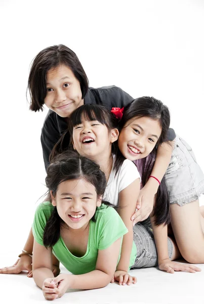 Groupe de petites filles asiatiques jouant — Photo