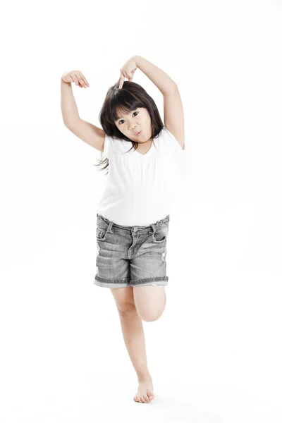 Retrato de niña con camiseta blanca sobre fondo blanco —  Fotos de Stock