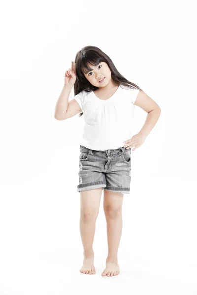 Beyaz zemin üzerine beyaz t-shirt ile küçük kız portre — Stok fotoğraf