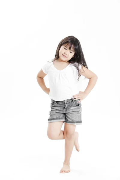 Beyaz zemin üzerine beyaz t-shirt ile küçük kız portre — Stok fotoğraf