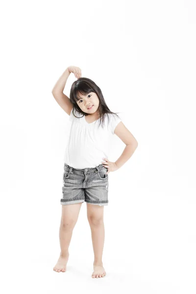 Retrato de niña con camiseta blanca sobre fondo blanco —  Fotos de Stock