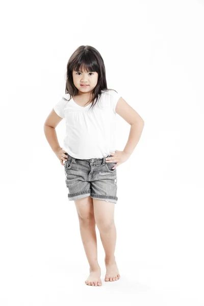 白い背景に白い t シャツを持つ小さな少女の肖像画 — ストック写真