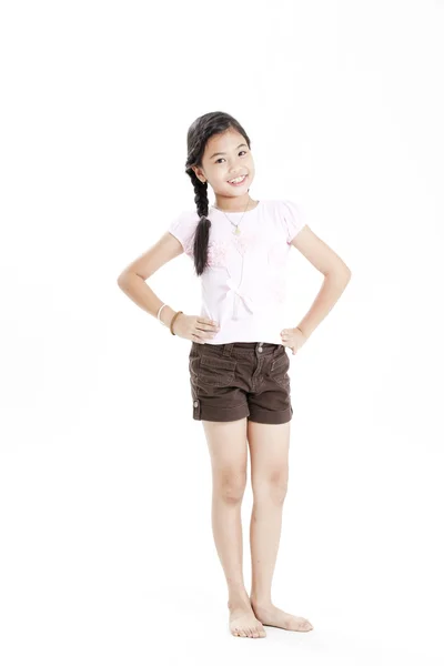 Портрет маленькой девочки с белой футболкой на белом фоне — стоковое фото