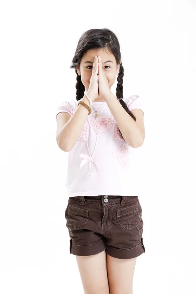 Retrato de menina com t-shirt branca no fundo branco — Fotografia de Stock