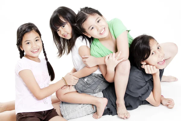 Gruppe von kleinen asiatischen Mädchen spielen — Stockfoto
