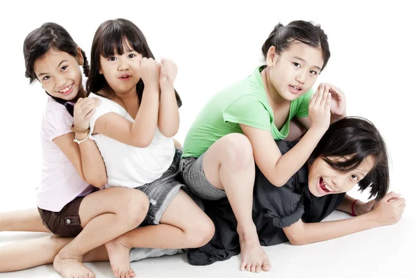 Groupe de petites filles asiatiques jouant — Photo