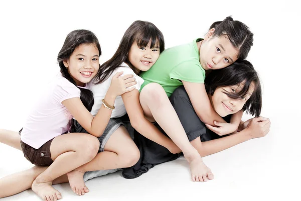 Група маленьких азіатських дівчат грають — стокове фото