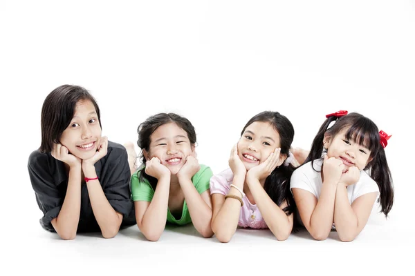 Група маленьких азіатських дівчат грають — стокове фото