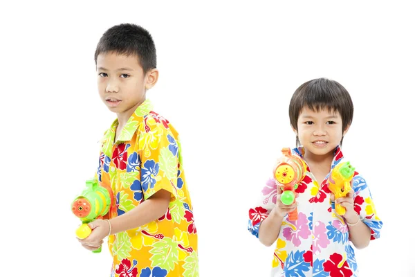 Två asiatiska pojkar med waterguns — Stockfoto