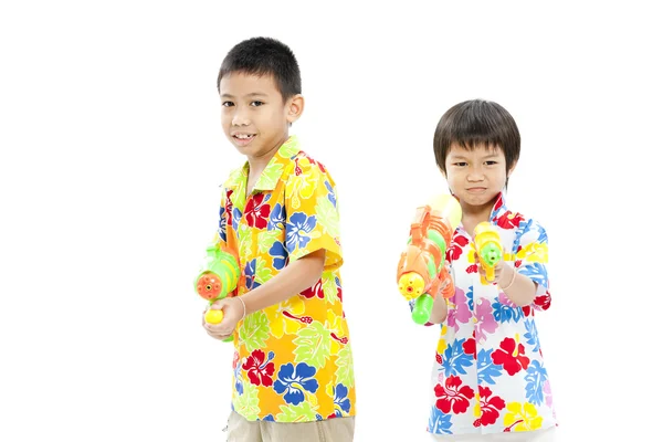Två asiatiska pojkar med waterguns — Stockfoto