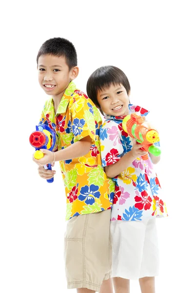 Två asiatiska pojkar med waterguns — Stockfoto