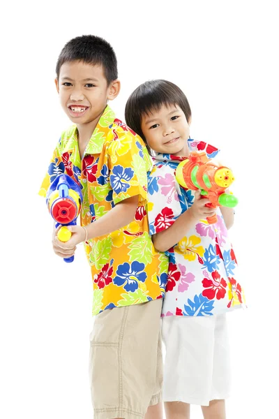 Deux garçons asiatiques avec des pistolets à eau — Photo