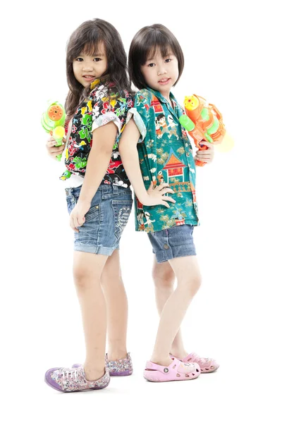 Dos chicas de belleza con pistolas de agua — Foto de Stock