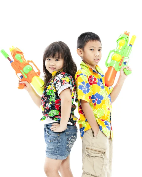 女孩和男孩与 waterguns — 图库照片