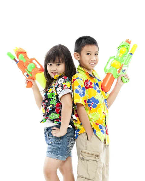 Девочка и мальчик с водяными пистолетами — стоковое фото