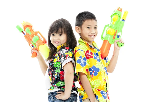 Menina e menino com waterguns — Fotografia de Stock