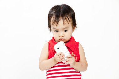 hareket eden telefon ile küçük kıvırcık kız