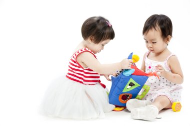 iki şirin Asyalı kız oyuncakla oynamak portre