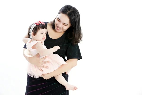 Moeder bedrijf zoete babymeisje — Stockfoto
