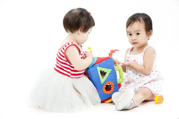 Iki şirin Asyalı kız oyuncakla oynamak portre — Stok fotoğraf