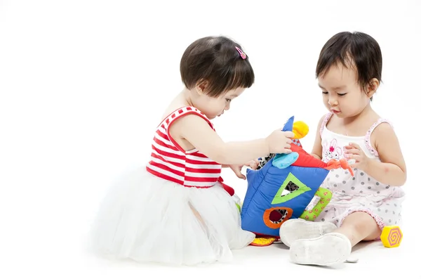รูปภาพของสาวเอเชียน่ารักสองคน เล่นกับของเล่น — ภาพถ่ายสต็อก