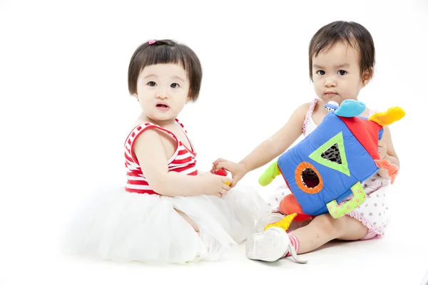 Портрет двух милых азиатских девочек, играющих в игрушки — стоковое фото