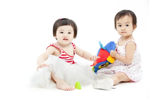Портрет двох милих азіатських дівчат, які грають з іграшкою — стокове фото