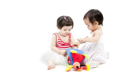 iki şirin Asyalı kız oyuncakla oynamak portre