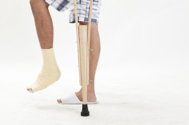 Beyaz bandaj ile sarılmış erkek atlet ayak bileği