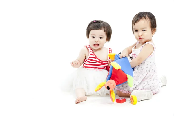Iki şirin Asyalı kız oyuncakla oynamak portre — Stok fotoğraf
