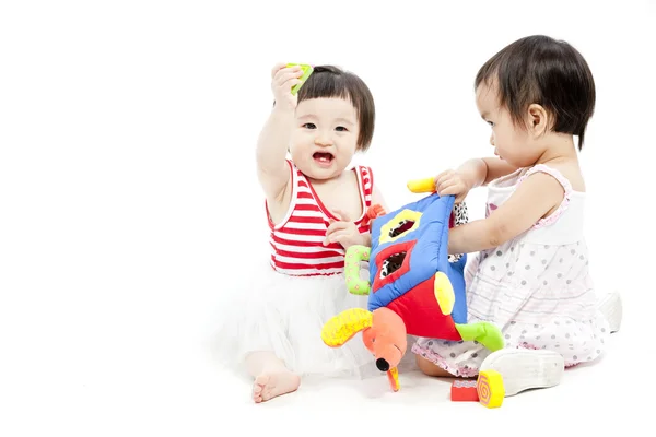 Portret van twee leuke Aziatische meisjes spelen met speelgoed — Stockfoto