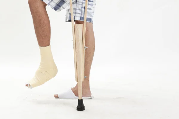 Beyaz bandaj ile sarılmış erkek atlet ayak bileği — Stok fotoğraf