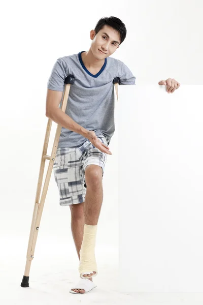 Tornozelo do atleta masculino sendo envolto com bandagem branca e espaço em branco — Fotografia de Stock