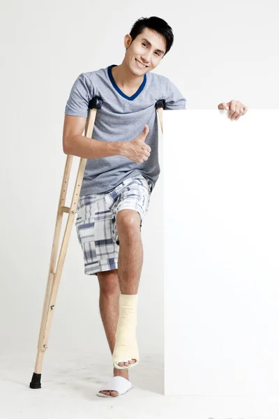 Tornozelo do atleta masculino sendo envolto com bandagem branca e espaço em branco — Fotografia de Stock